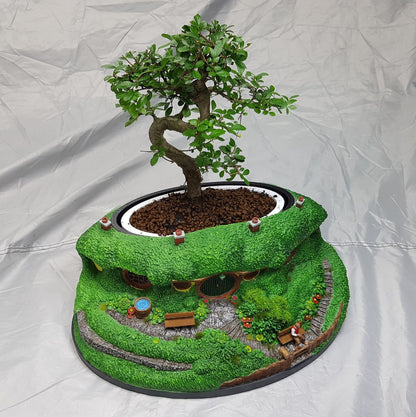 Hobbit Haus und Bilbo Beutlin Figur handbemalt, groß (20 cm Durchmesser)