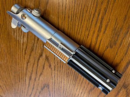 Anakin Skywalkers Lichtschwertgriff Star Wars (mit Ständer)
