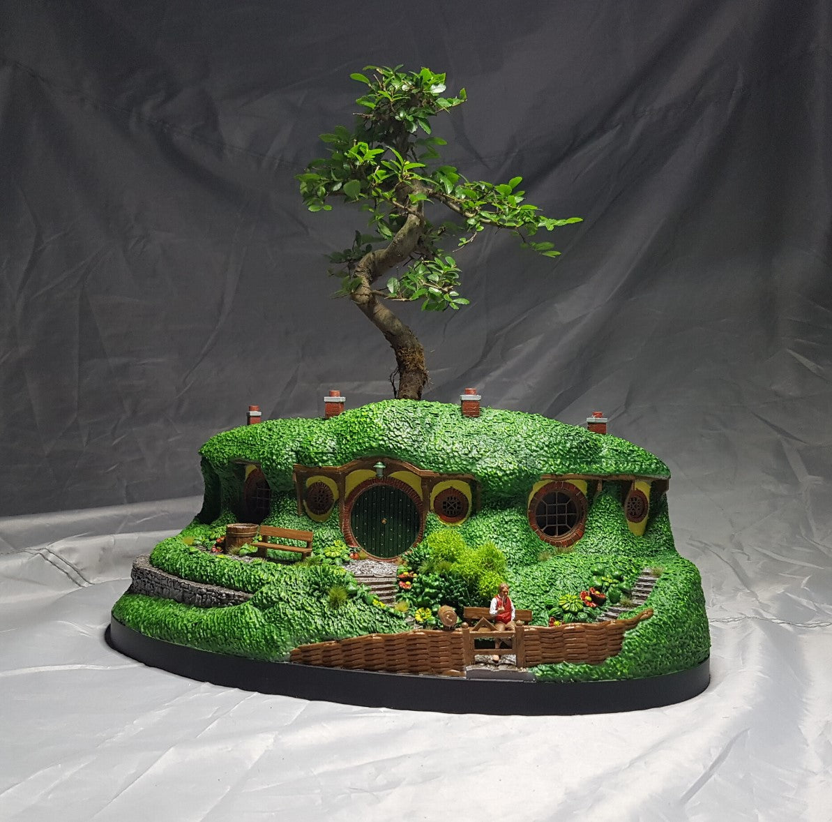 Hobbit Haus und Bilbo Beutlin Figur handbemalt, groß (20 cm Durchmesser)