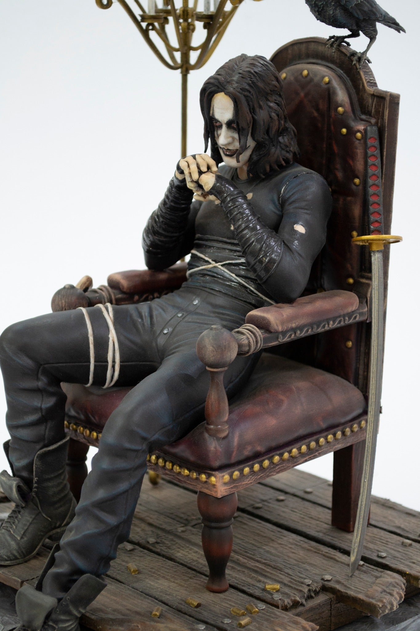 The Crow Thronbemalte Figur 25 cm