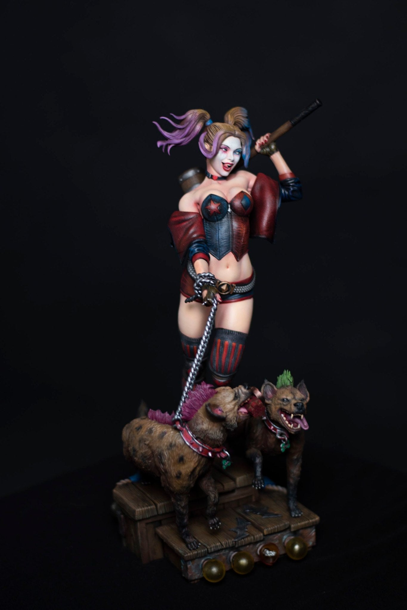 Harley Quinn and Dogs Naughty Girl Bemalte Figur 25 CM