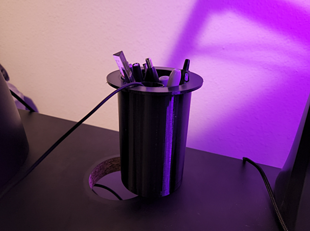 Eingebauter Stifthalter für Desktop-Kabeldurchführung