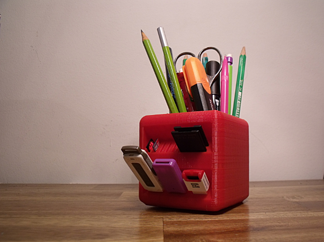 Würfelförmiger Stiftehalter mit SD-Karten- und USB-Stick-Fach, 10 cm