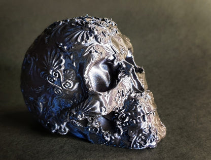 Bestickte Totenkopf-Figur