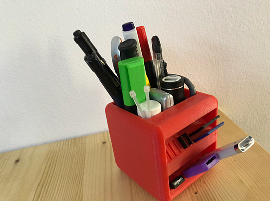 Würfelförmiger Stiftehalter mit SD-Karten- und USB-Stick-Fach, 10 cm