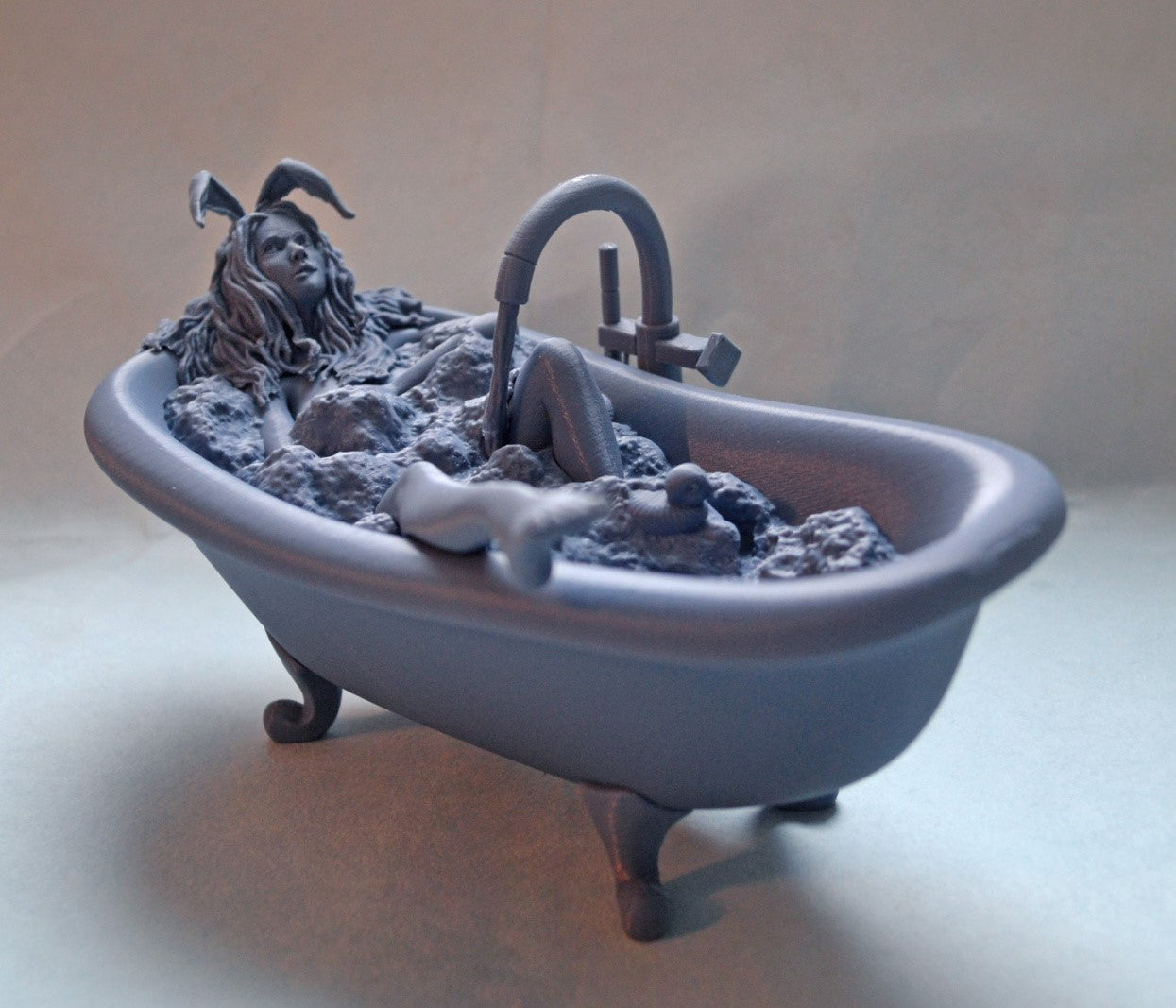 Heißes Hasenmädchen unter der Dusche