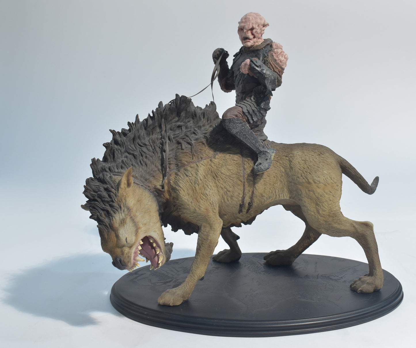 Warg auf Orgel Version 2 Bemalte Figur 20 cm