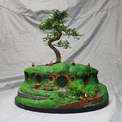 Hobbit Haus und Bilbo Beutlin Figur handbemalt, groß (20 cm Durchmesser)