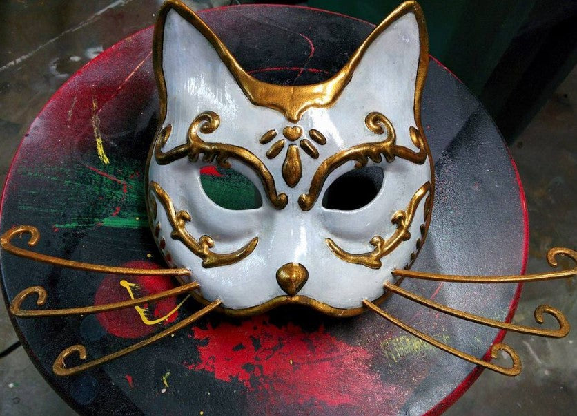 Ball-Katzenmaske Weiß mit goldenen Details Halloween