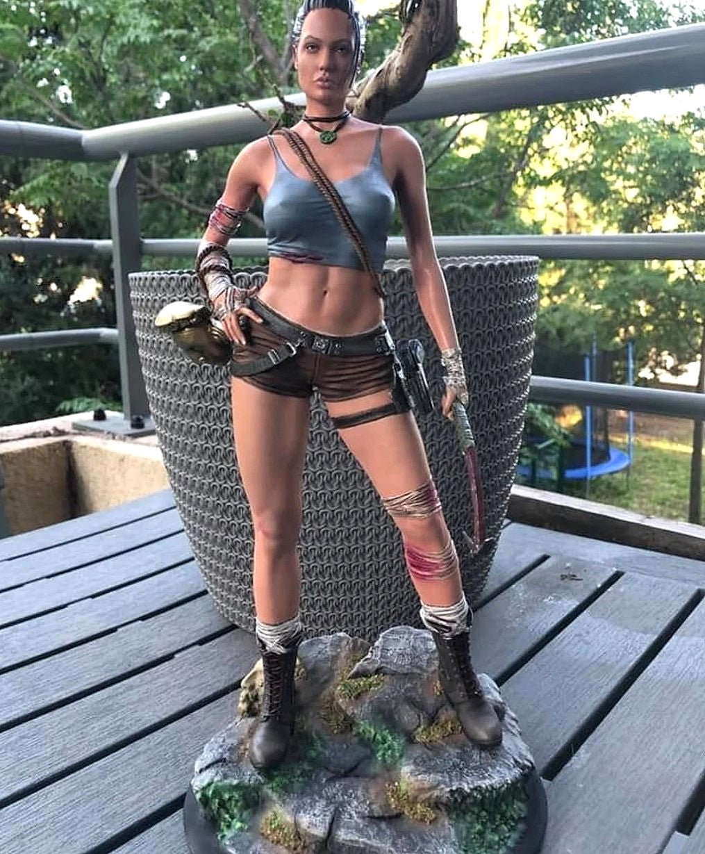 Angelina Jolie Tomb Raider Pose Bemalte Figur 25 cm (Riesengröße)