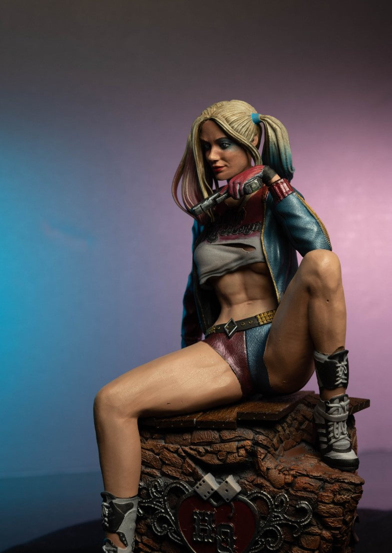 Harley Quinn Bemalte Figur 25 cm