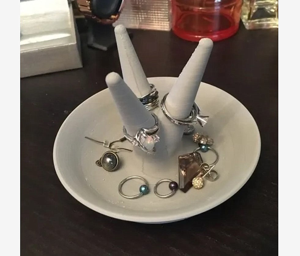 Moderner Schalen-Ringständer