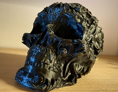 Bestickte Totenkopf-Figur