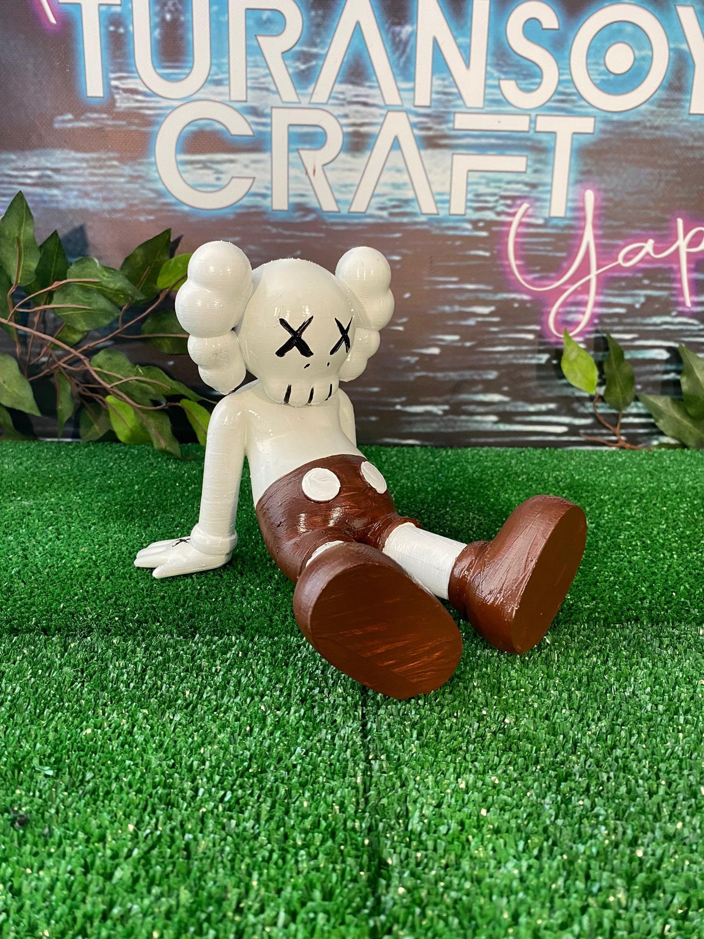 Kaws Holiday Bemalte Figur 20 cm groß