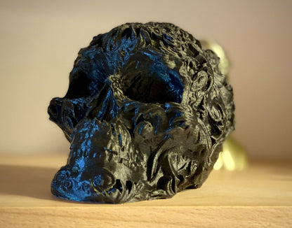 Bestickte Totenkopf-Figur