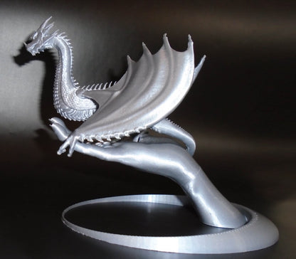 Drachenbaby-Figur in der Hand