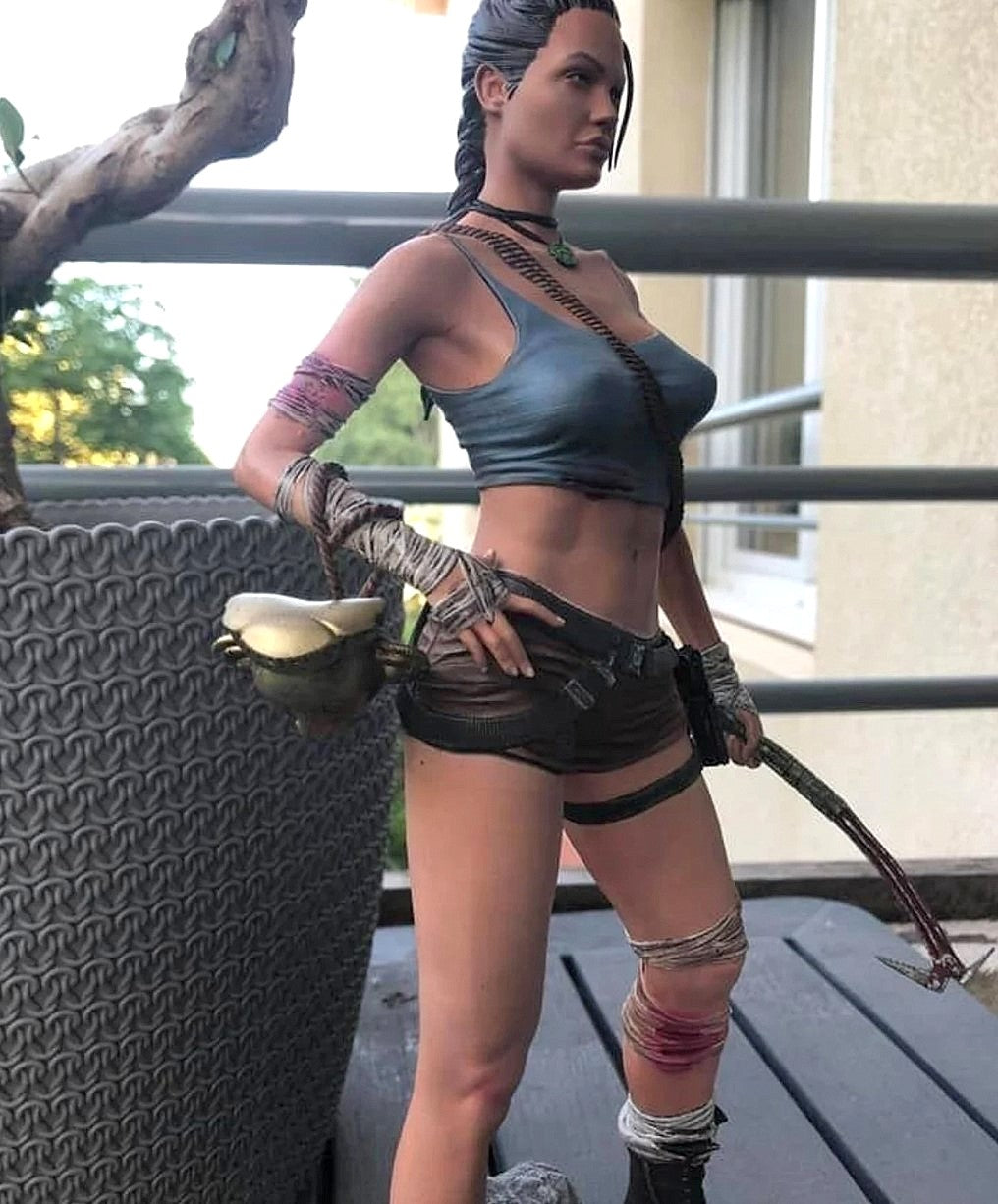 Angelina Jolie Tomb Raider Pose Bemalte Figur 25 cm (Riesengröße)