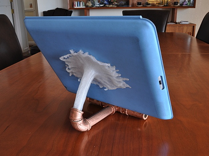iPad-Ständer mit springendem Wasser-Look