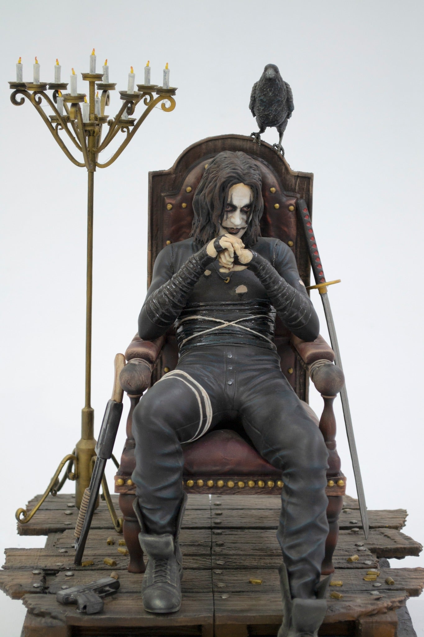 The Crow Thronbemalte Figur 25 cm