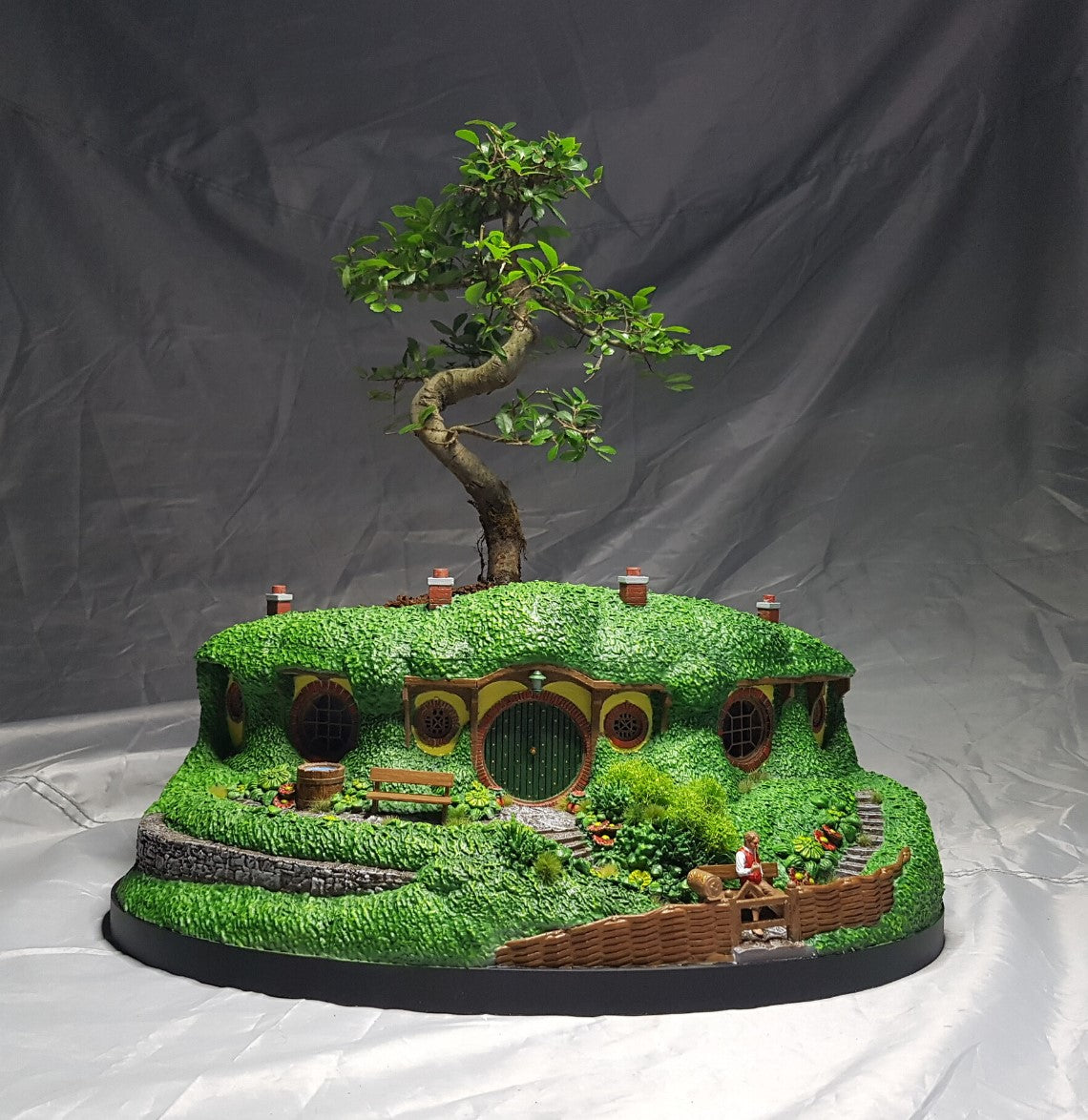 Hobbit Haus und Bilbo Beutlin Figur handbemalt, groß (20 cm Durchmesser)