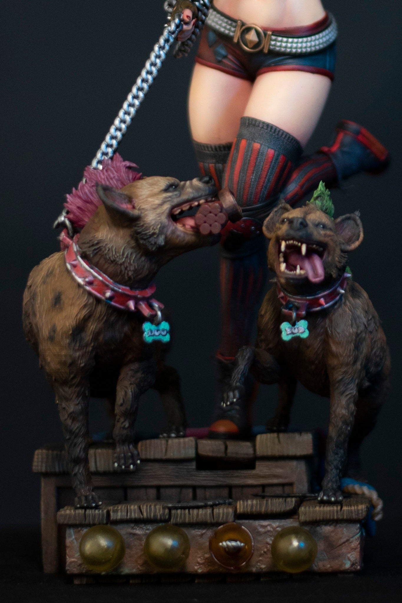Harley Quinn and Dogs Naughty Girl Bemalte Figur 25 CM