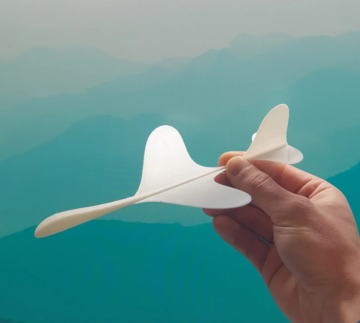 Flugzeugmodell in Papierfliegerform