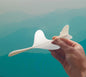 Flugzeugmodell in Papierfliegerform