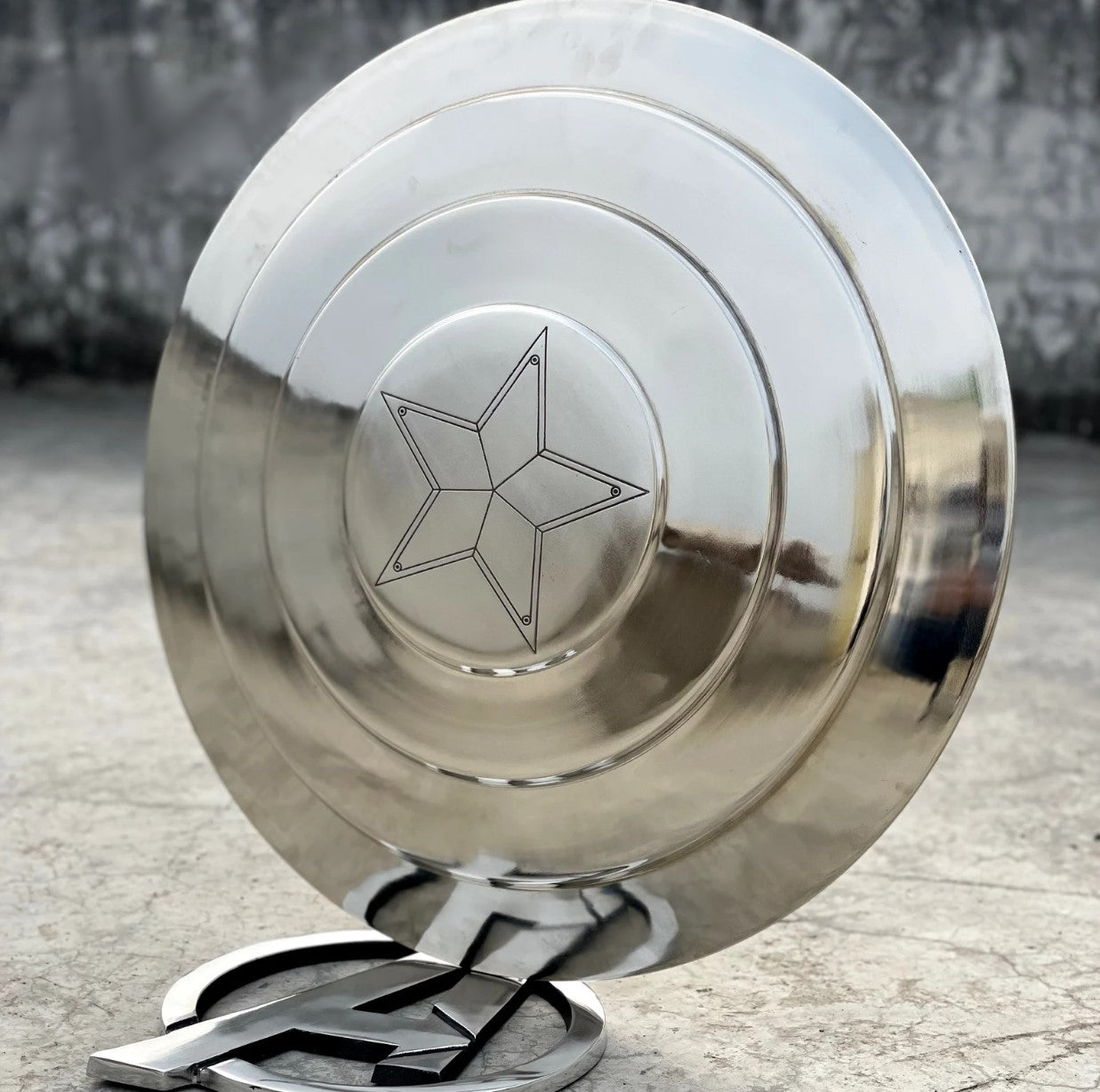 Metallischer Captain America Schild mit Ständer 35 cm Durchmesser (Giga Größe)