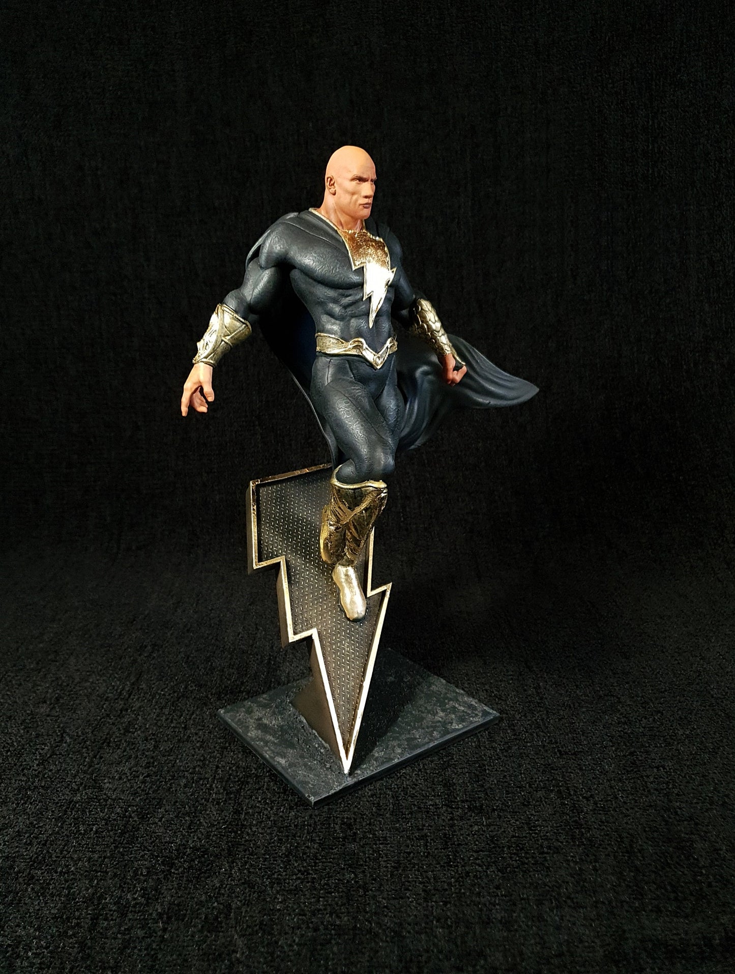 Black Adam Lost Rıhtım Dwayne Johnson Bemalte Figur 25 cm (Riesenformat)
