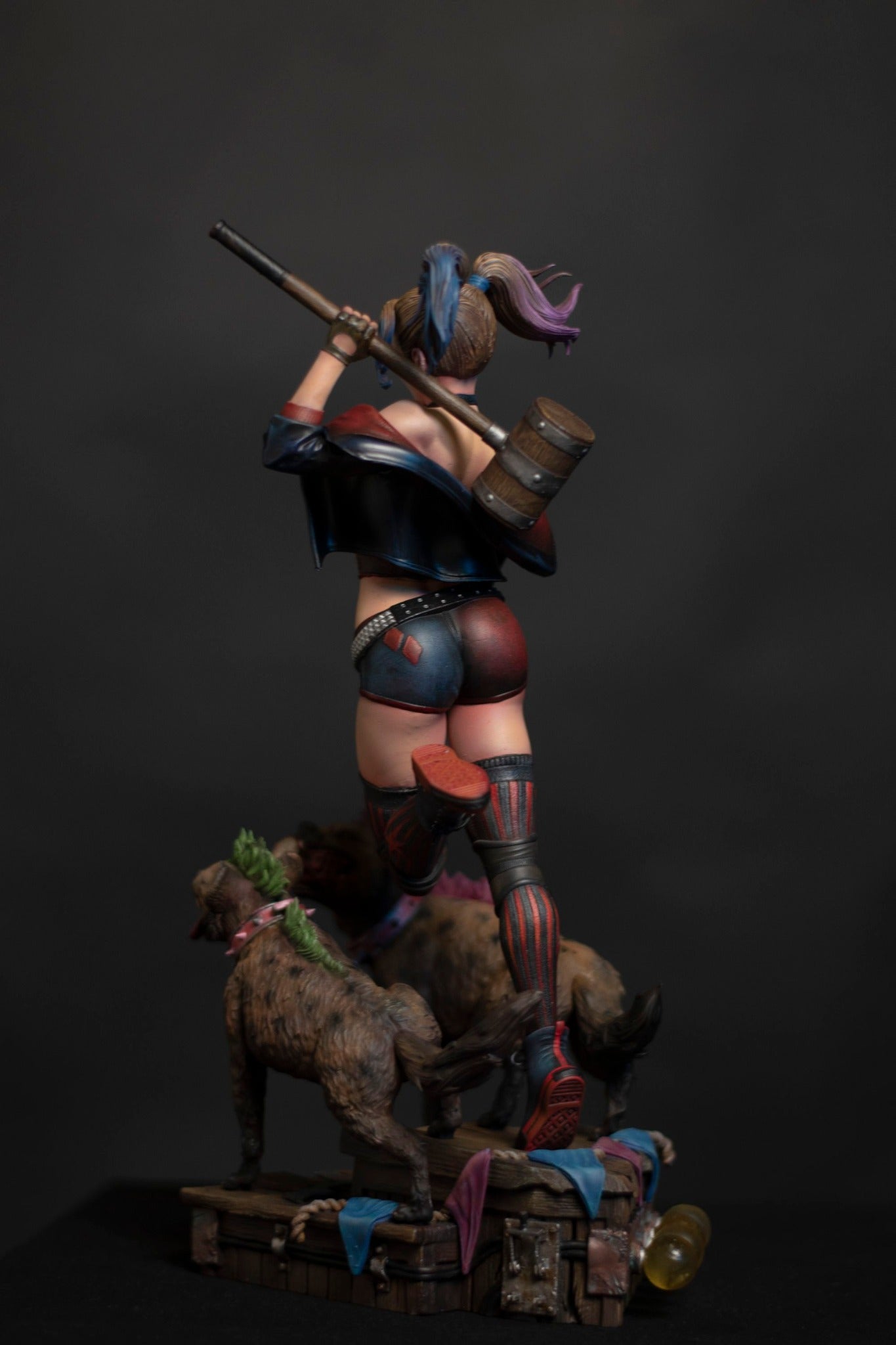 Harley Quinn and Dogs Naughty Girl Bemalte Figur 25 CM