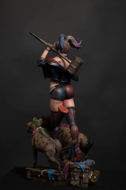Harley Quinn and Dogs Naughty Girl Bemalte Figur 25 CM