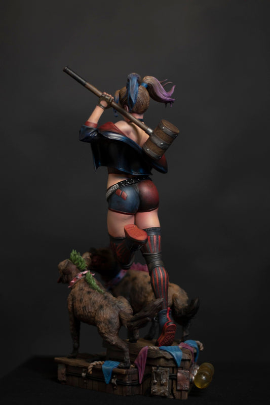 Harley Quinn and Dogs Naughty Girl Bemalte Figur 25 CM